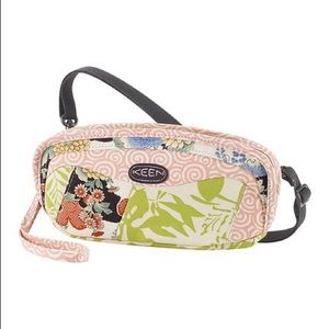 ISO Keen Sula Swirls Wristlet/Crossbody